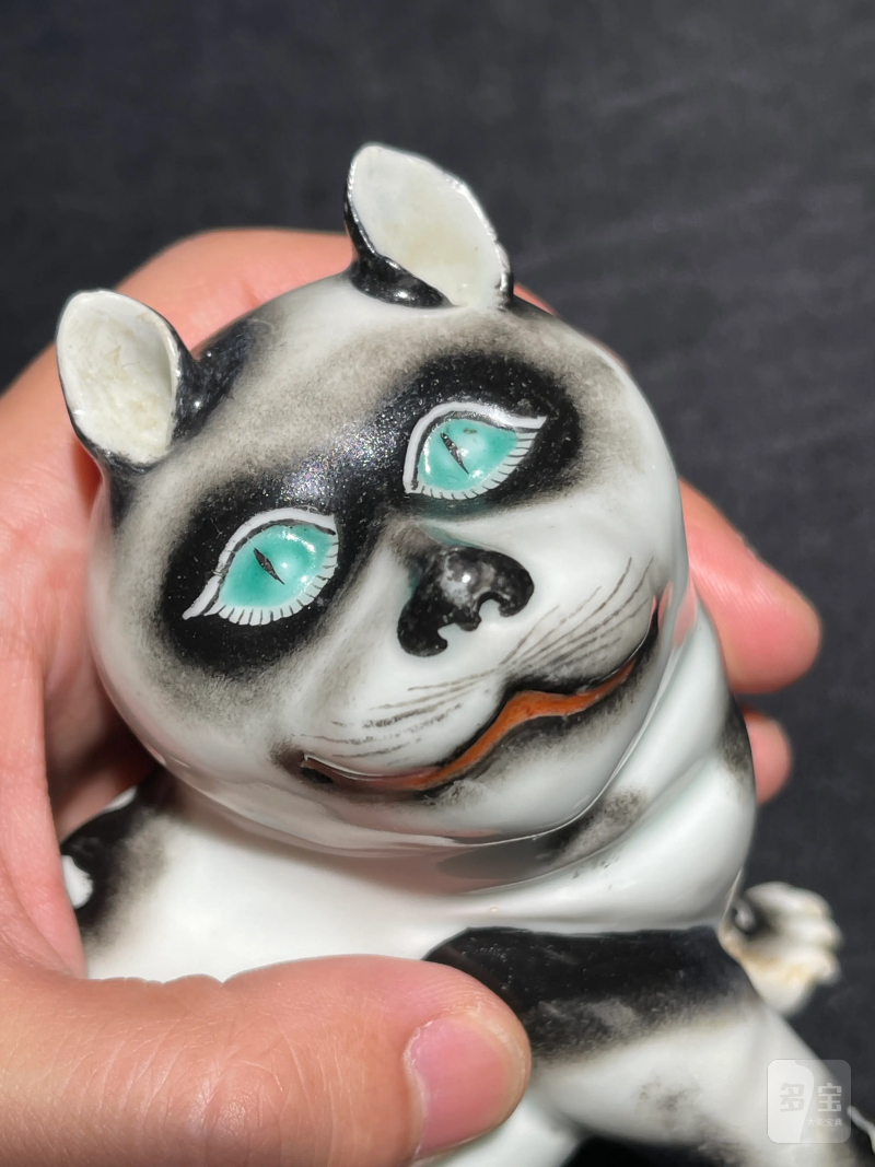 清乾隆 粉彩猫形瓷塑一对 - 图17